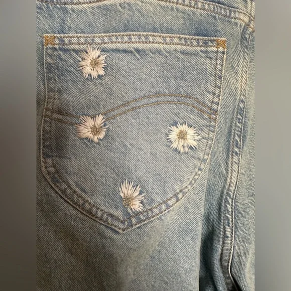 Lee women’s Floral Embroidered Blue Jeans. Size 34 - Picture 11 of 16